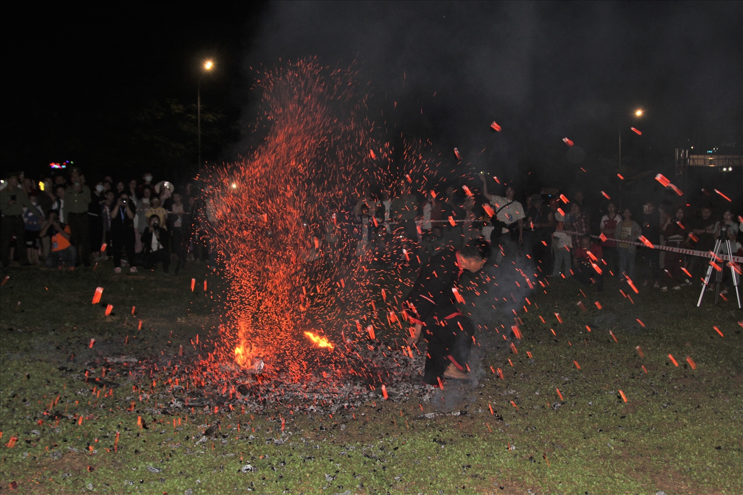 Các thanh niên dân tộc Pà Thẻn sau khi được thầy cúng làm lễ "nhập vai" bắt đầu tham gia Lễ Nhảy lửa