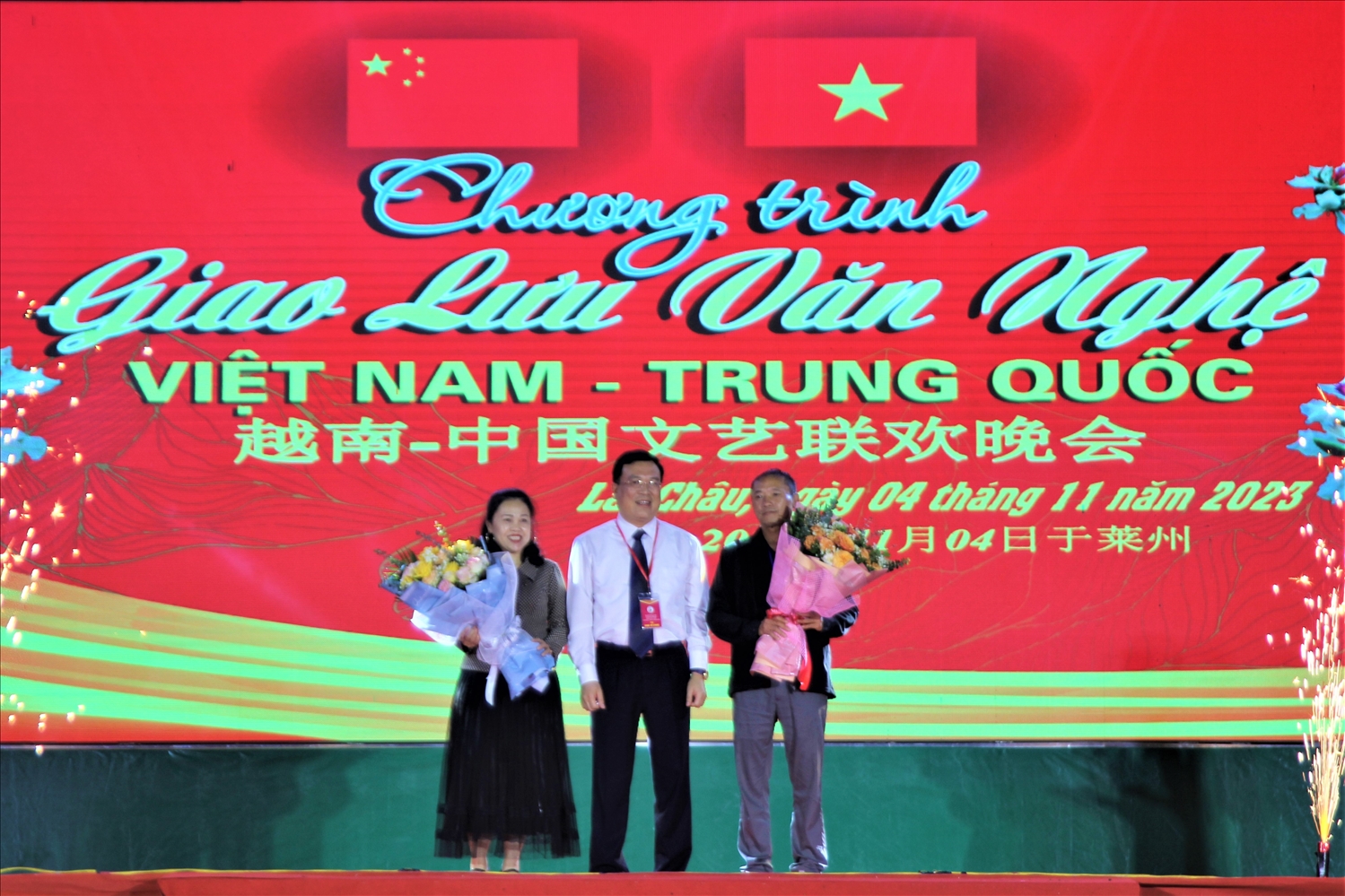 Ông Lương Chiến Công - Giám đốc Sở Văn hóa, Thể thao và Du lịch tỉnh Lai Châu - tặng hoa cho hai đoàn nghệ thuật tham gia giao lưu biểu diễn