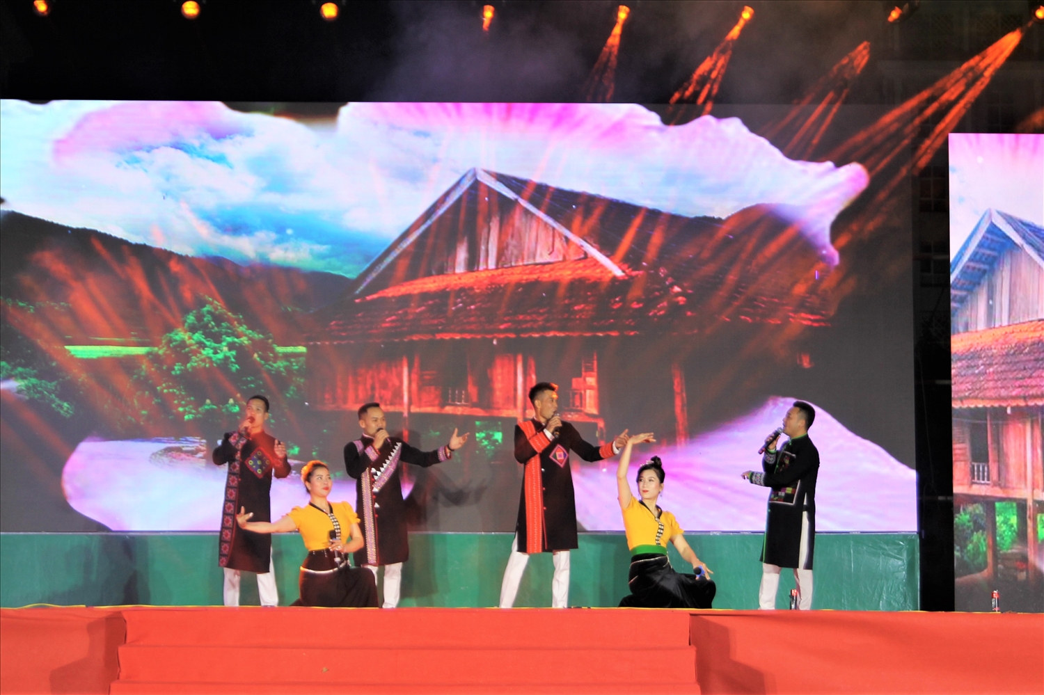 Các tiết mục hát, múa do những nghệ sĩ chuyên và không chuyên của Việt Nam biểu diễn đã mang đến một bữa tiệc âm nhạc đặc sắc.