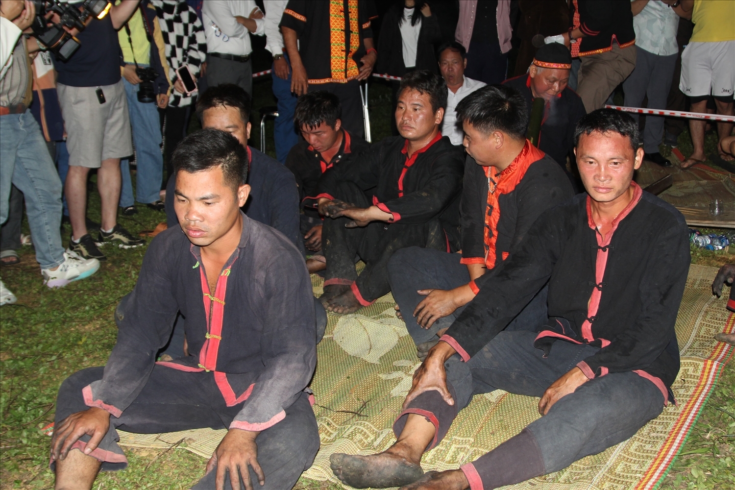 Các thanh niên dân tộc Pà Thẻn tham gia Lễ Nhảy lửa