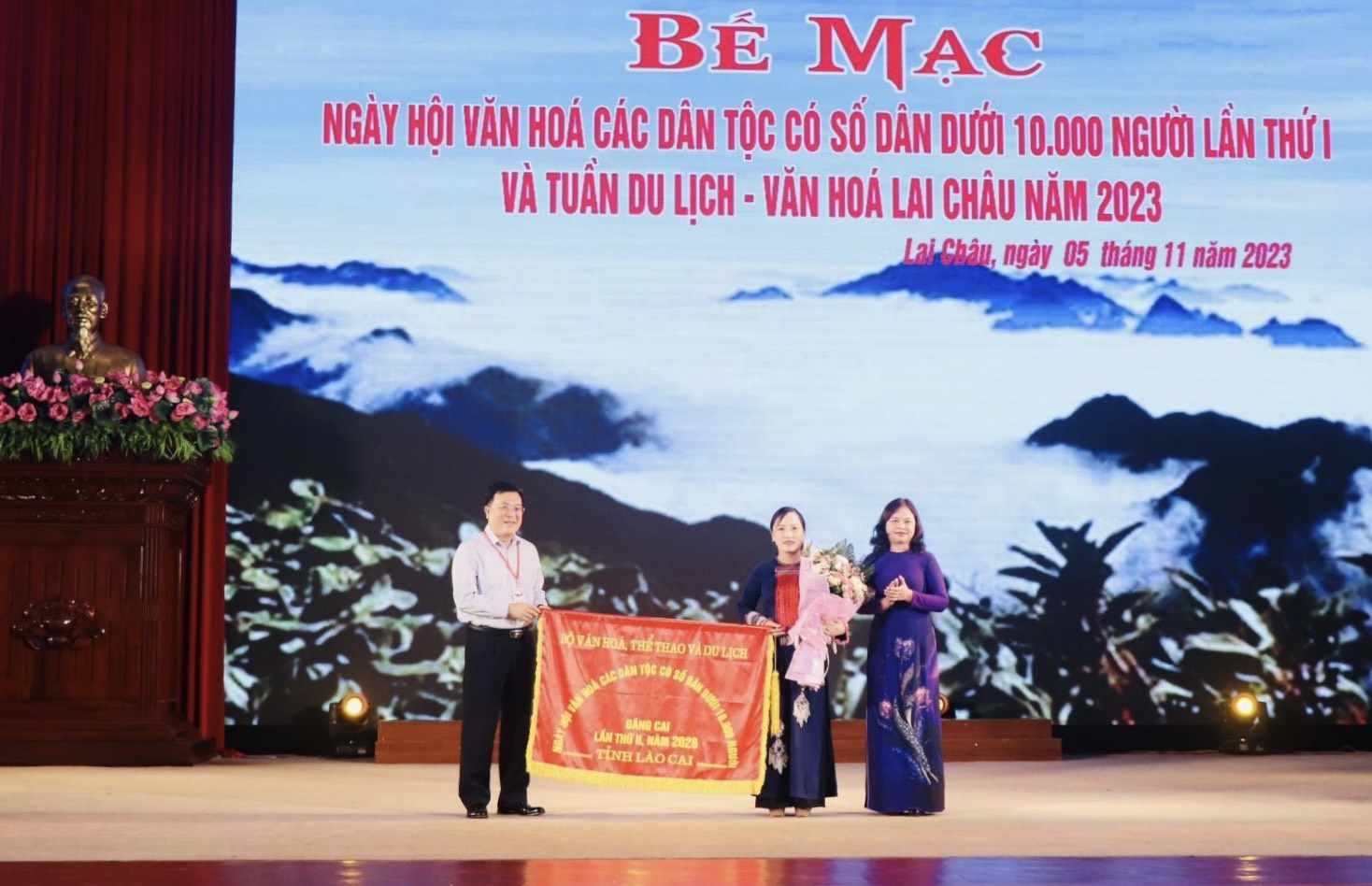 Vụ trưởng Vụ Văn hoá dân tộc Nguyễn Thị Hải Nhung và Giám đốc Sở VHTTDL Lai Châu Lương Chiến Công trao cờ đăng cai Ngày hội Văn hoá các dân tộc có số dân dưới 10.000 người lần thứ hai, năm 2028 cho tỉnh Lào Cai