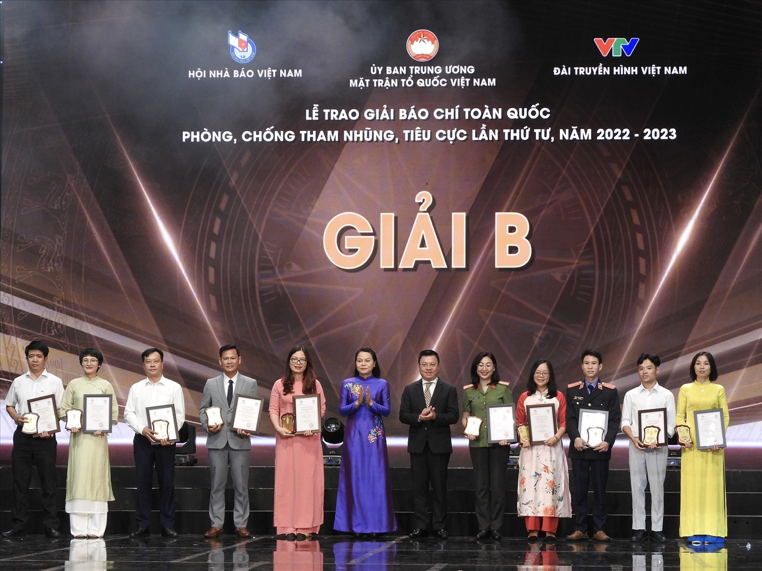 Ban tổ chức trao giải cho các tác giả tác phẩm đạt Giải B