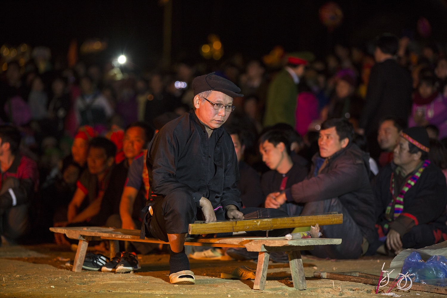 Người có uy tín, thầy cúng Phù Văn Thành, thôn Thượng Minh, xã Hồng Quang, huyện Lâm Bình thực hiện nghi lễ Nhảy lửa.