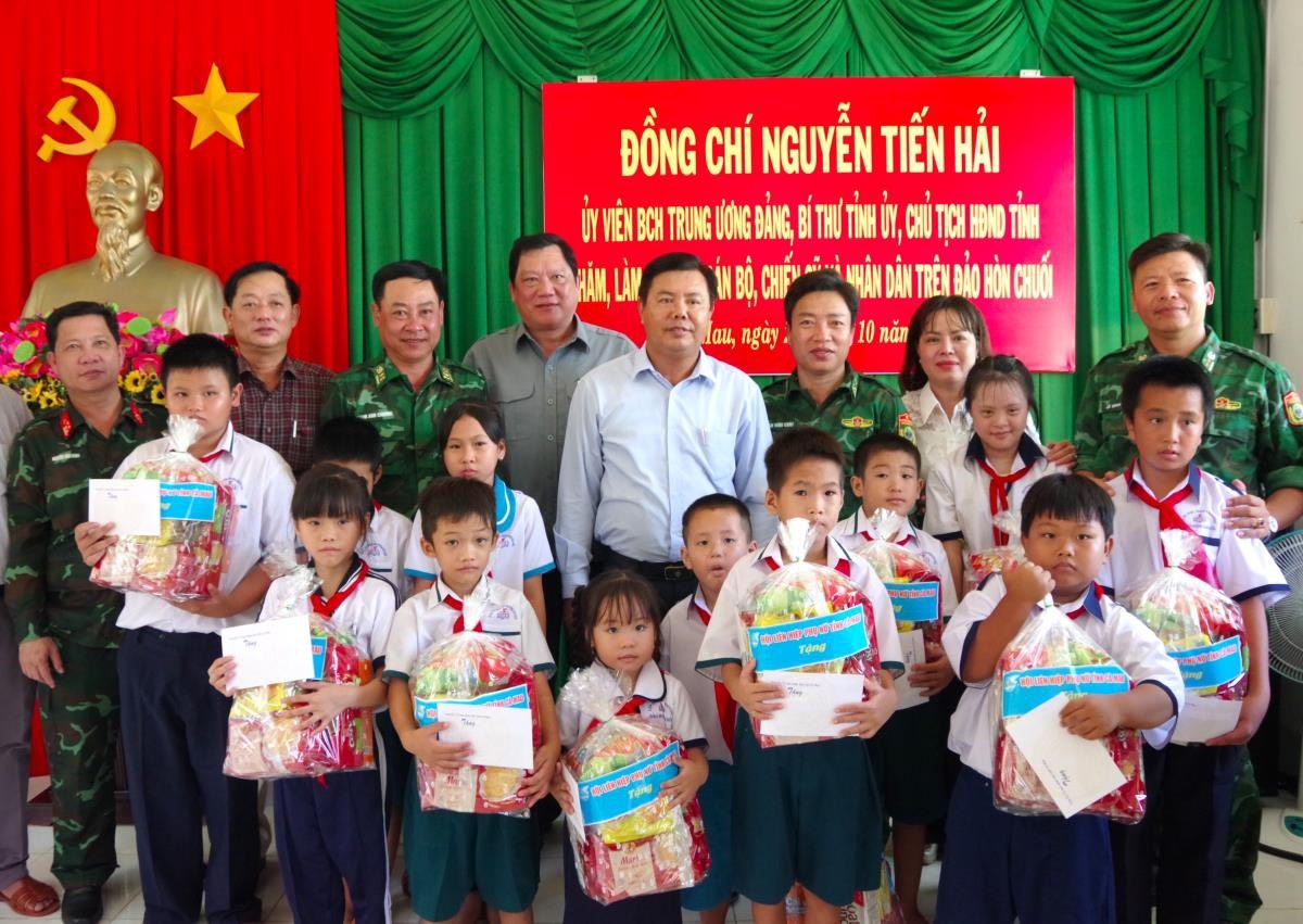 Ông Nguyễn Tiến Hải, Bí thư Tỉnh ủy, Chủ tịch Hội đồng nhân dân tỉnh đến thăm và tặng quà đến các em “LỚp học tình thương” trên đảo Hòn Chuối vào cuối tháng 10/ 2023
