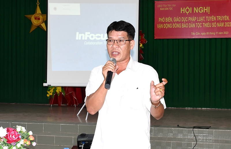 Trưởng Ban Dân tộc tỉnh Trà Vinh Kiên Ninh thông tin chuyên đề “Sổ tay phổ biến pháp luật dành cho đồng bào DTTS Việt - Khmer” đến đại biểu