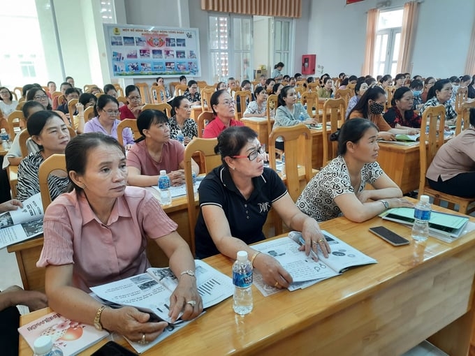 Cộng tác viên dân số của huyện Tuy Phong tham gia tập huấn về công tác truyền thông về dân số, phòng chống tảo hôn