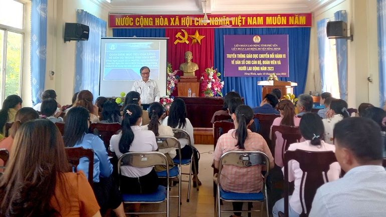 Chi cục DS-KHHGĐ Phú Yên phối hợp với Liên đoàn Lao động tỉnh tổ chức truyền thông giáo dục chuyển đổi hành vi về dân số cho cán bộ, đoàn viên công đoàn và lao động tại huyện Sông Hinh