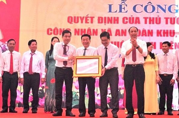 Lãnh đạo tỉnh Kiên Giang trao Quyết định của Thủ tướng Chính phủ công nhận các xã An toàn khu, vùng An toàn khu thuộc tỉnh Kiên Giang