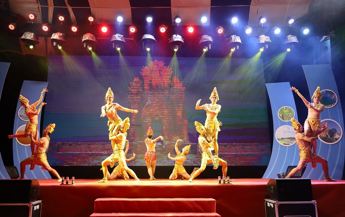 tiết mục biểu diễn văn nghệ mang đậm bản sắc văn hóa truyền thống của đồng bào các dân tộc tại tỉnh Ninh Thuận
