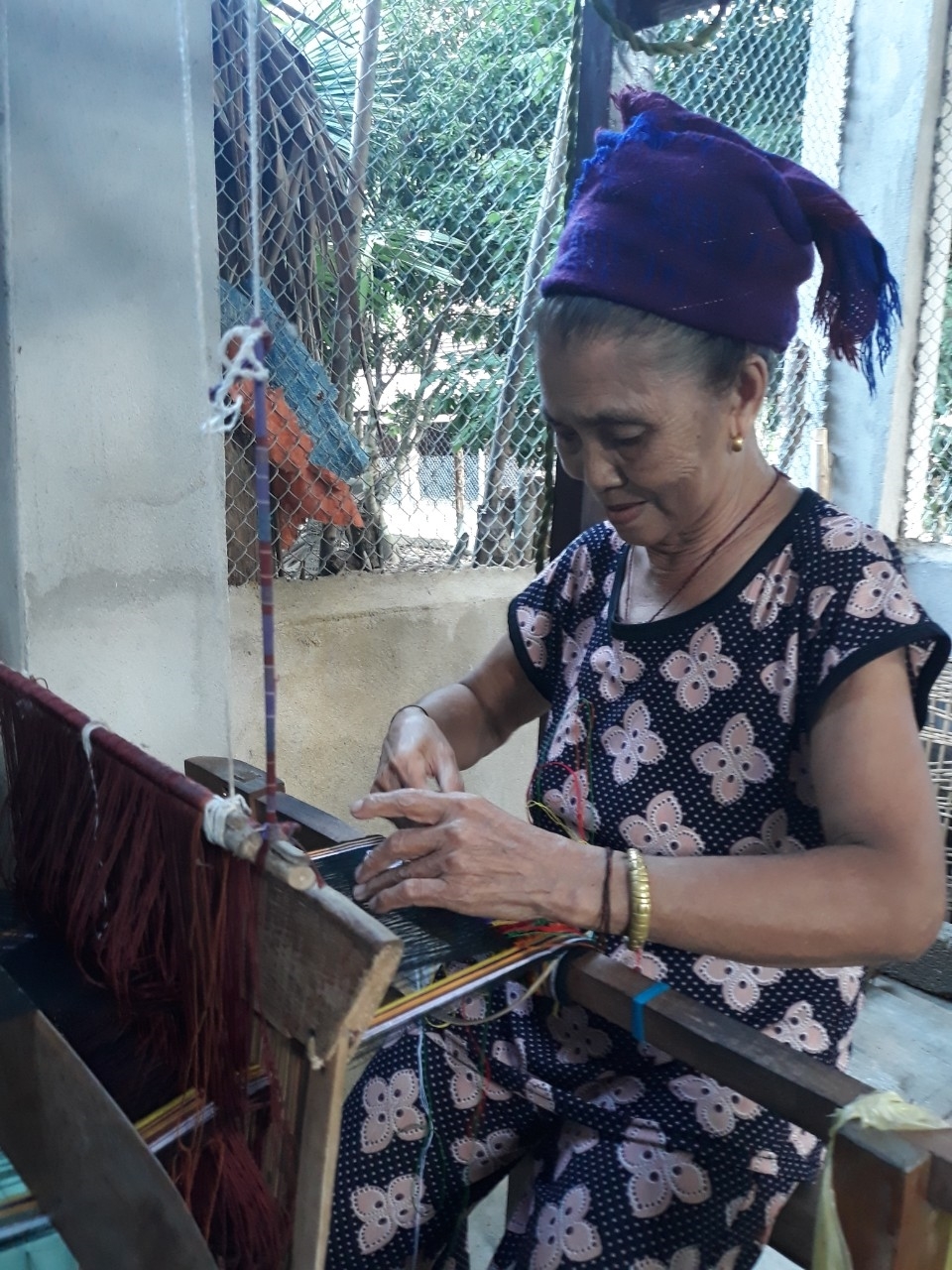 Cụ Vi Thị Dung, 76 tuổi, vẫn giữ nghề dệt truyền thống của dân tộc mình