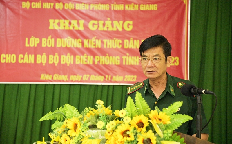 Đại tá Huỳnh Văn Đông - Bí thư Đảng ủy, Chính ủy BĐBP tỉnh Kiên Giang phát biểu tại lễ Khai giảng lớp tập huấn