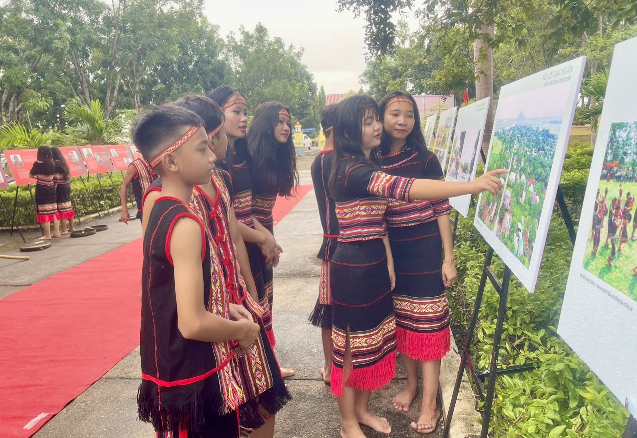 Các em học sinh DTTS tìm hiểu nét đẹp văn hóa thông qua những bức ảnh triển lãm "Chuyện bên dòng sông Ba"