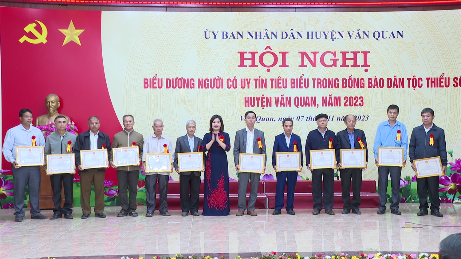 Lãnh đạo UBND huyện Văn Quan tặng Giấy khen cho các đại biểu là Người có uy tín có nhiều thành tích tiêu biểu