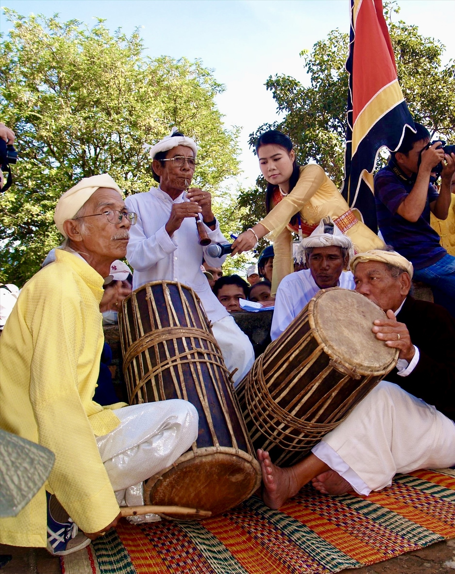 Người có uy tín Bá Bình Lợi (bên trái) biểu diễn trống ghi năng tại tháp Pô Klong Garai