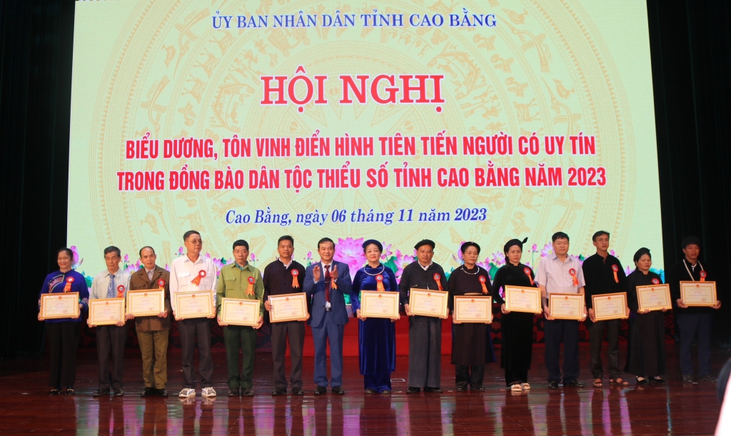 Phó Chủ tịch UBND tỉnh Cao Bằng, ông Nguyễn Trung Thảo trao Bằng khen cho Người có uy tín tại Hội nghị biểu dương, tôn vinh Người có uy tín tiêu biểu trong đồng bào DTTS (ngày 6/11/2023).