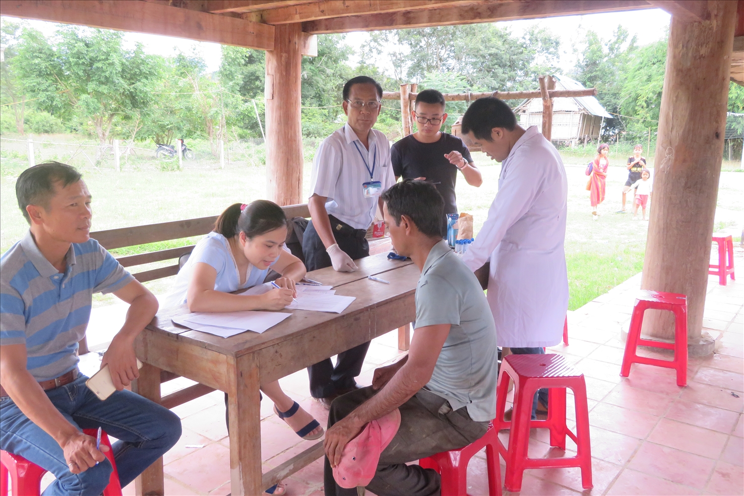 Thăm khám sức khẻo cho đồng bào dân tộc Rơ Măm ở làng Le, xã Mô Rai, huyện Sa Thầy, tỉnh Kon Tum. (Ảnh: S.H)