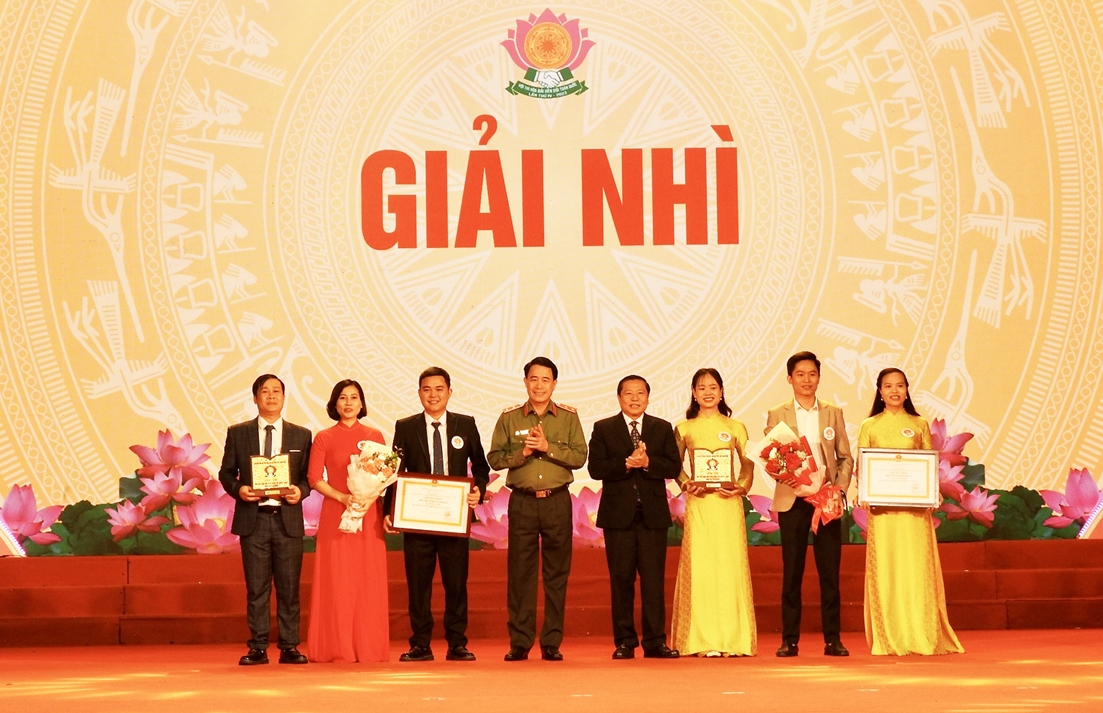Ban Tổ chức trao giải Nhì cho đội thi Thanh Hóa, Nghệ An