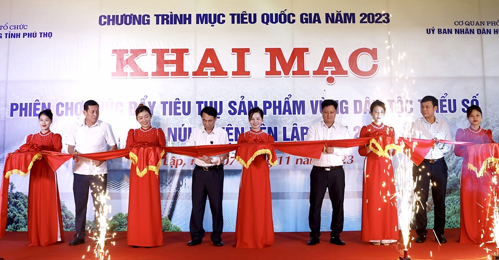 Các đại biểu cắt băng Khai mạc Phiên chợ thúc đẩy tiêu thụ sản phẩm vùng DTTS và miền huyện Yên Lập năm 2023