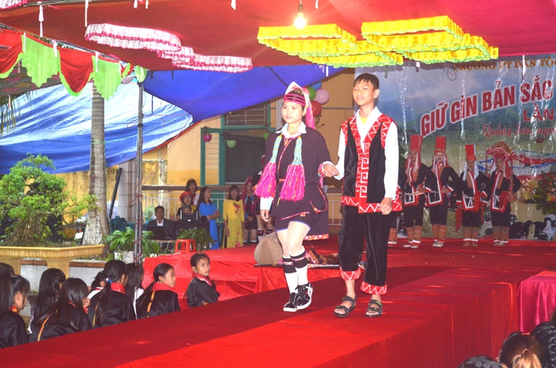 Học sinh Trường Phổ thông Dân tộc bán trú THCS Quảng Sơn trình diễn trang phục dân tộc trong chương trình ngoại khóa 