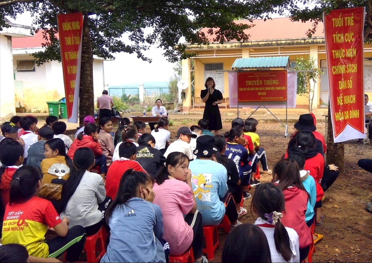 Chi cục DS-KHHGĐ tỉnh Đắk Nông tổ chức truyền thông giáo dục sức khỏe sinh sản vị thành niên, thanh niên tại Trường tiểu học và THCS xã Đắk P'lao (Đắk Glong)