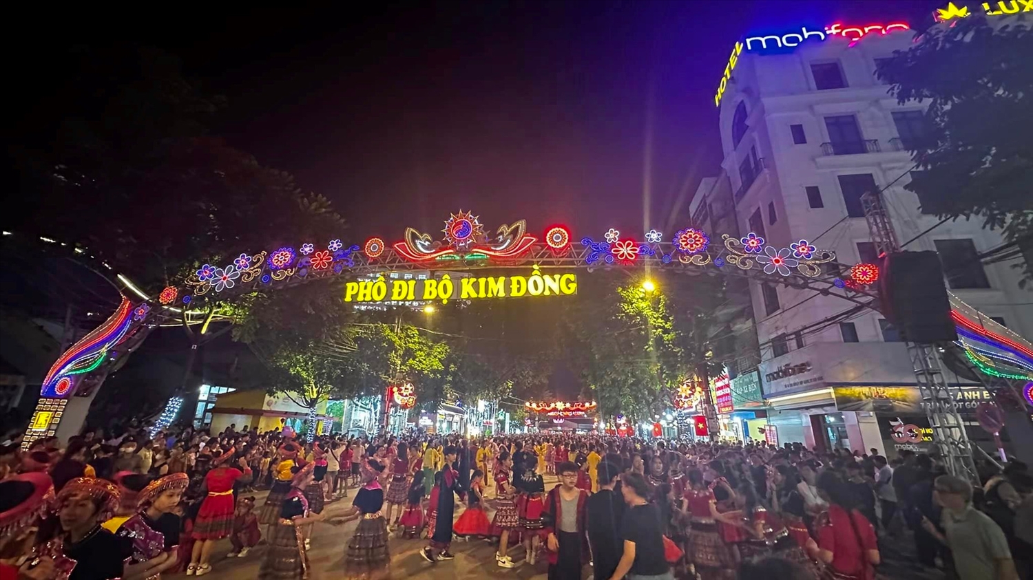 Chủ đề “Vũ điệu miền non nước” của 3.000 diễn viên diễn ra đêm 30/9 tại phố đi bộ Kim Đồng, thành phố Cao Bằng thu hút 3.000 người tham gia trình diễn vũ điệu thể thao 