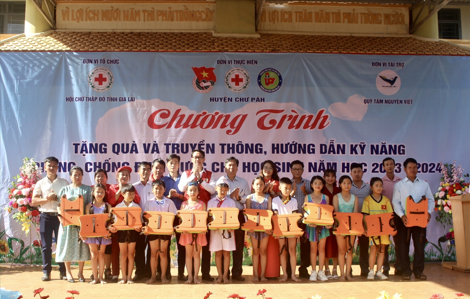 Hội Chữ thập đỏ tỉnh Gia Lai tặng phao tập bơi cho các em học sinh