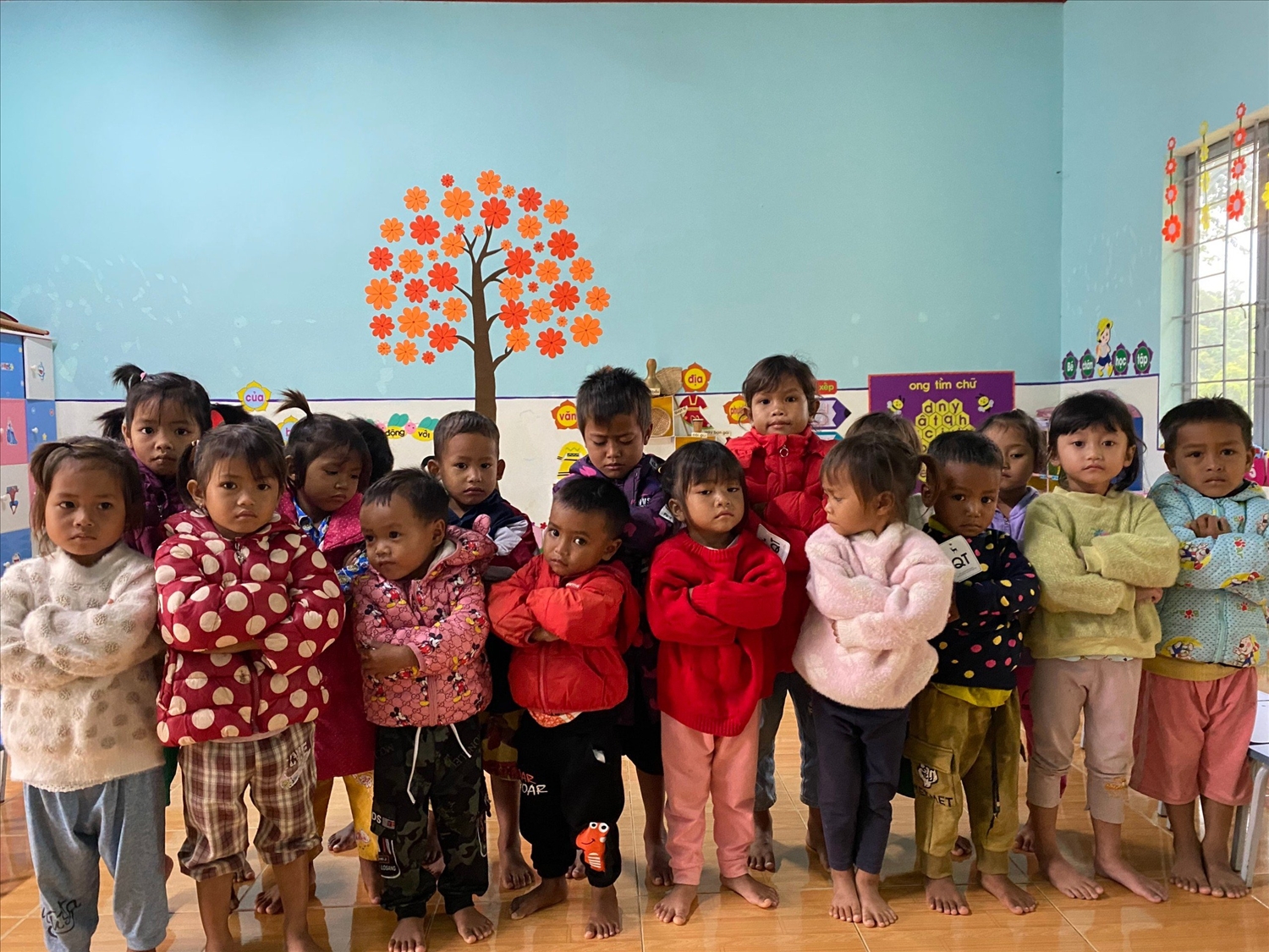 Các em học sinh trường mầm non tại huyện Kông Chro (Gia Lai) ấm áp trong những chiếc áo ấm mới được đoàn từ thiện trao tặng. Ảnh: X.T