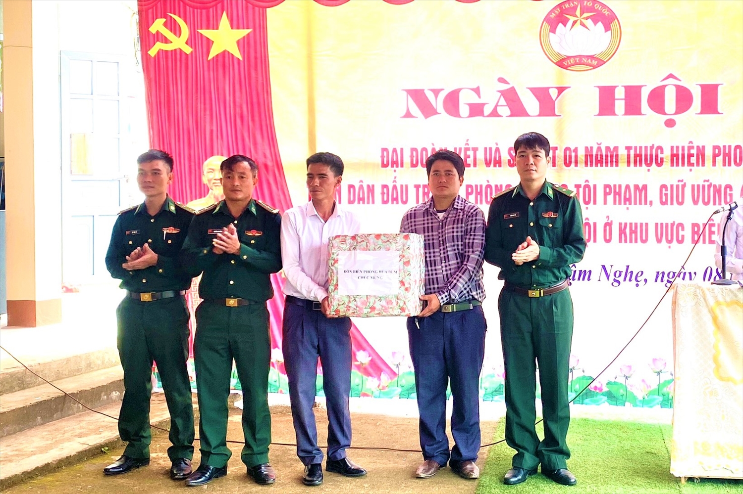 Đồn Biên phòng Hua Bum (BĐBP tỉnh Lai Châu) tặng quà cho nhân dân bản Nậm Nghẹ