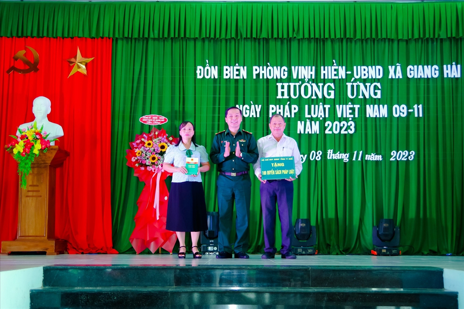  Đại diện Bộ chỉ huy BĐBP tỉnh tặng sách pháp luật cho UBND xã Giang Hải. (Ảnh: Võ Tiến)