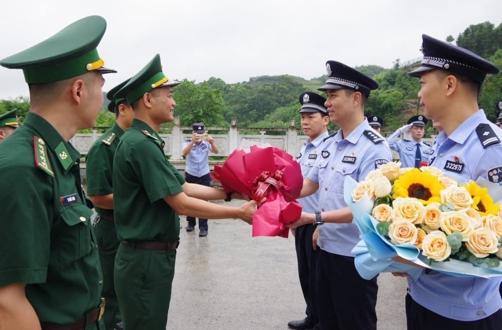 Bộ đội Biên phòng tỉnh Cao Bằng thường xuyên có sự trao đổi, phối hợp với lực lượng chức năng Trung Quốc trong việc tuần tra, bảo vệ đường biên, cột mốc và đấu tranh với các hành vi vi phạm pháp luật, góp phần xây dựng tình hữu nghị và giữ vững sự bình yên nơi biên giới.