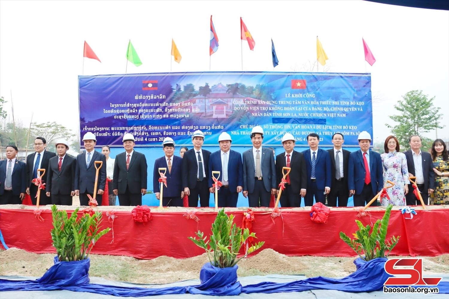 Lễ khởi công dự án xây dựng Trung tâm Văn hóa thanh thiếu nhi tại tỉnh Bò Kẹo được tỉnh Sơn La tài trợ với số tiền là 5 tỷ, có diện tích gần 500 m2.