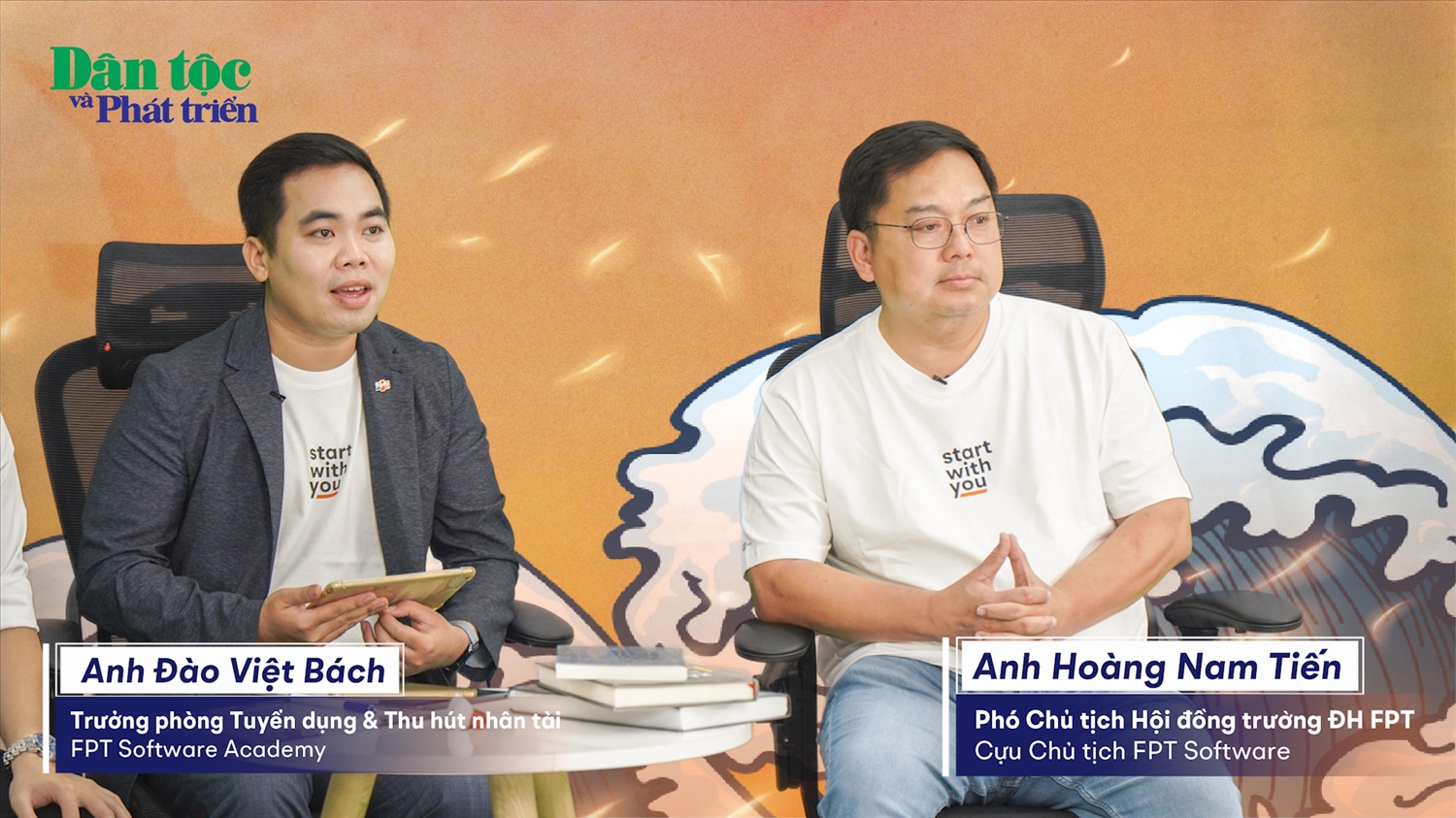 Host Đào Việt Bách và anh Hoàng Nam Tiến trao đổi trong Win U Game 3