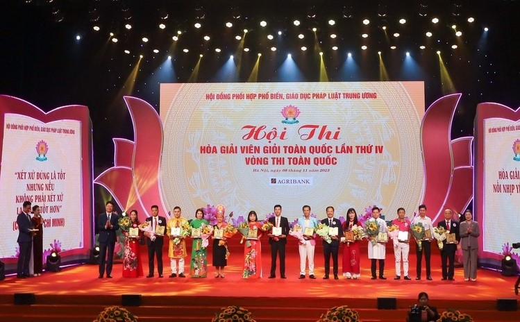 Thứ trưởng Nguyễn Thanh Tịnh và Phó Chủ tịch Ủy ban Trung ương MTTQ Việt Nam Trương Thị Ngọc Ánh tặng hoa, biểu trưng cho đại diện 14 đội thi vào Vòng thi Toàn quốc Hội thi Hoà giải viên giỏi lần thứ IV.