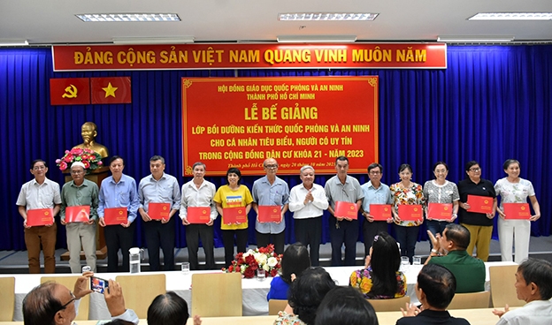Phó trưởng Ban Dân tộc Thành phố Hồ Chí Minh- Đinh Văn Hòa trao giấy chứng nhận cho học viên