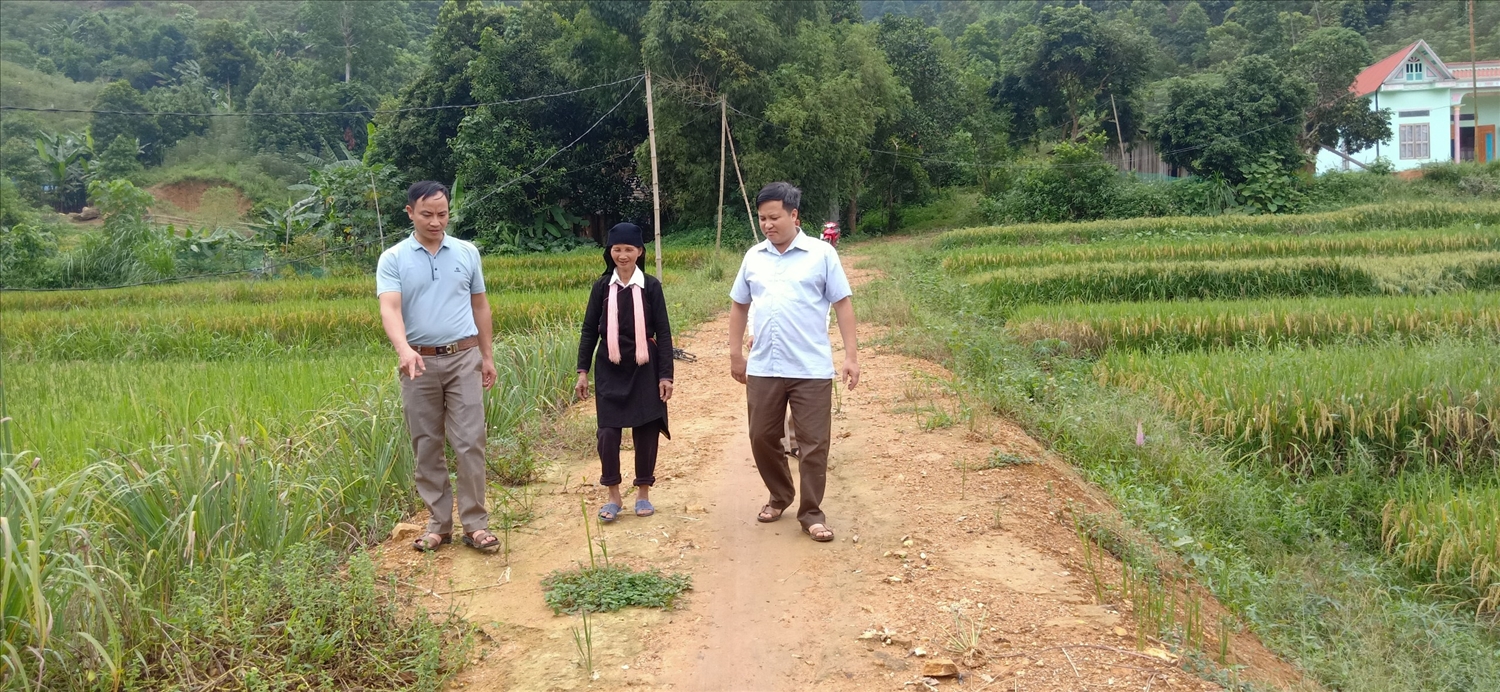 Bà Đặng Thị Phúc cùng cán bộ xã khảo sát đường để mở rộng làm đường nông thôn mới 