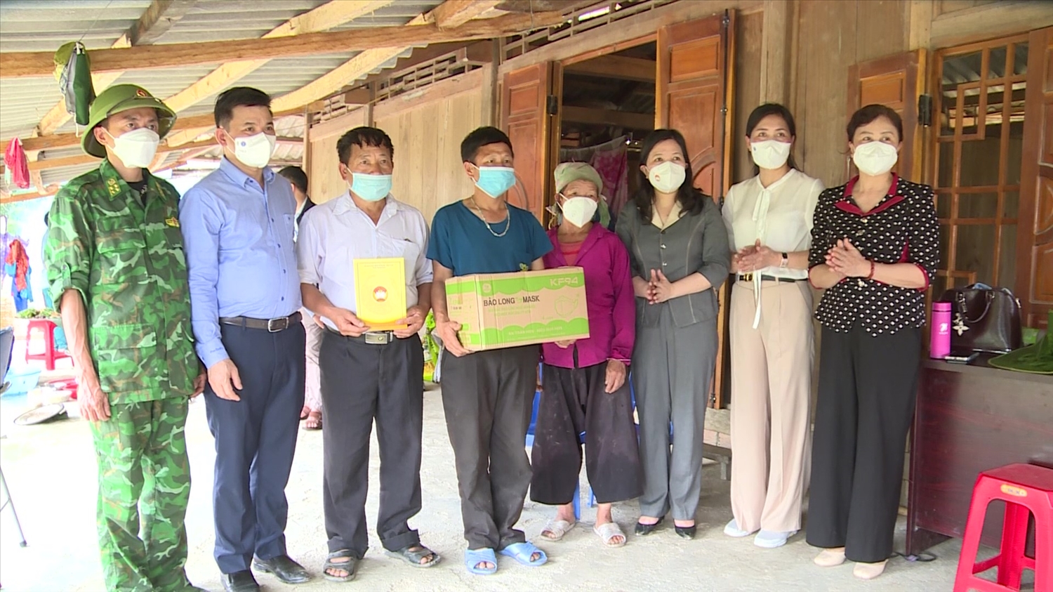 Các cấp chính quyền huyện Thanh Sơn luôn quan tâm, tặng quà cho đội ngũ Người có uy tín tại địa phương 