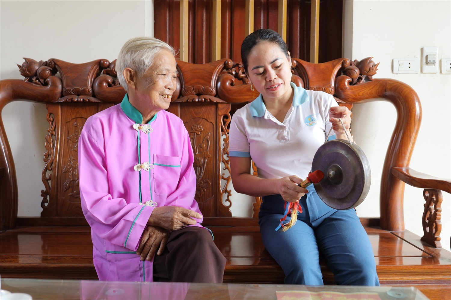 Cụ Đinh Công Yên và bà Bạch Tố Uyên - Chủ tịch Hội LHPN xã Ba Trại chia sẻ về các âm điệu trong bộ cồng chiêng của đồng bào dân tộc Mường.