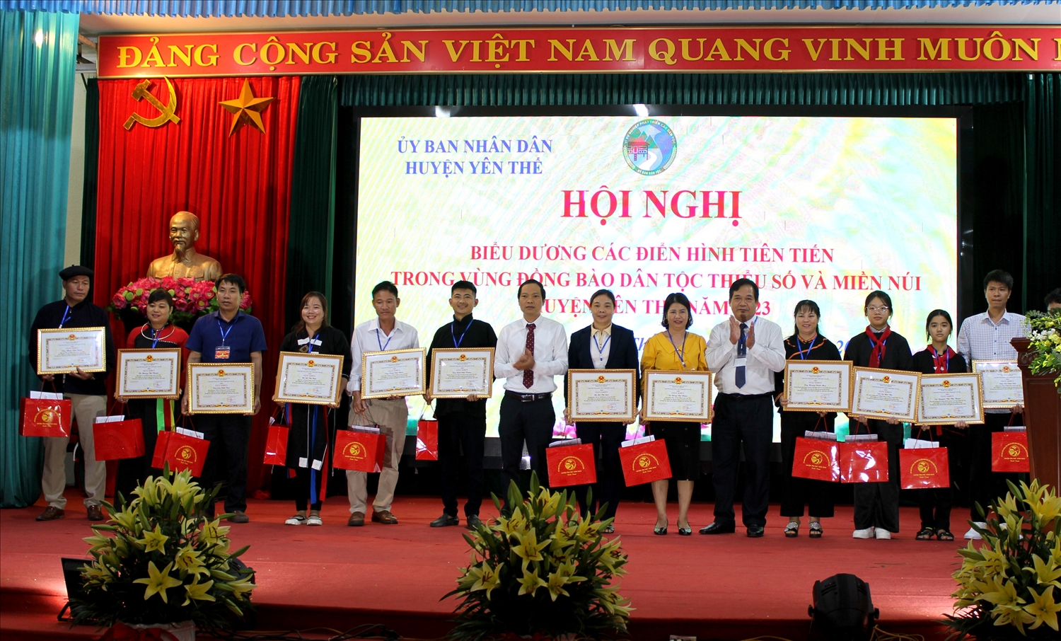 Ông Vi Thanh Quyền - Trưởng Ban Dân tộc tỉnh Bắc Giang tặng Giấy khen cho các cá nhân có thành tích tiêu biểu, xuất sắc tại Hội nghị.