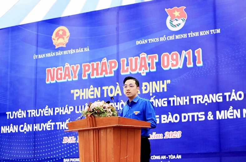 Anh Nguyễn Bảo Tân - Phó Bí thư Tỉnh đoàn Kon Tum phát biểu tại Lễ hưởng ứng Ngày pháp luật 