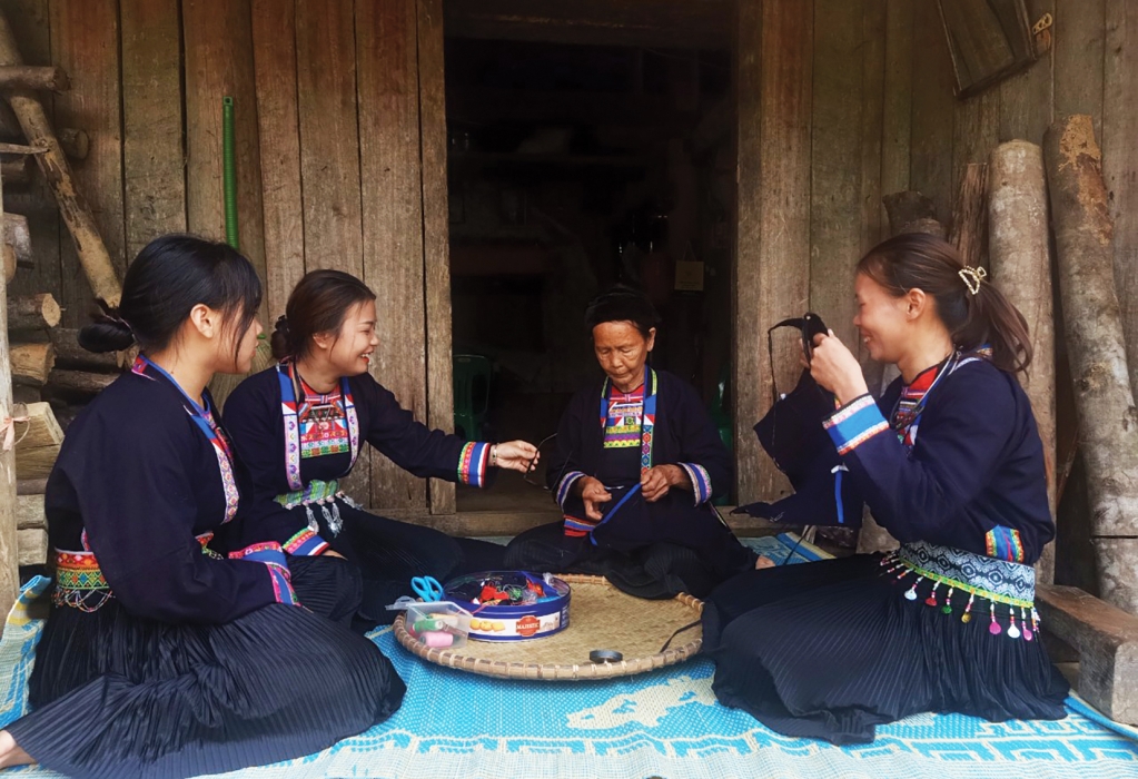 Người Mông đen thôn Ka Liệng, xã Thụy Hùng (Thạch An) duy trì thêu trang phục truyền thống
