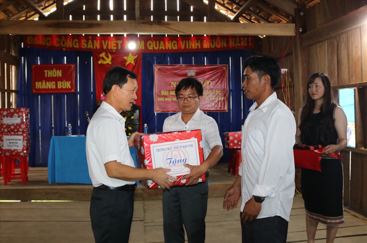 Bí thư Tỉnh ủy Kon Tum tặng quà bà con thôn Măng Búk