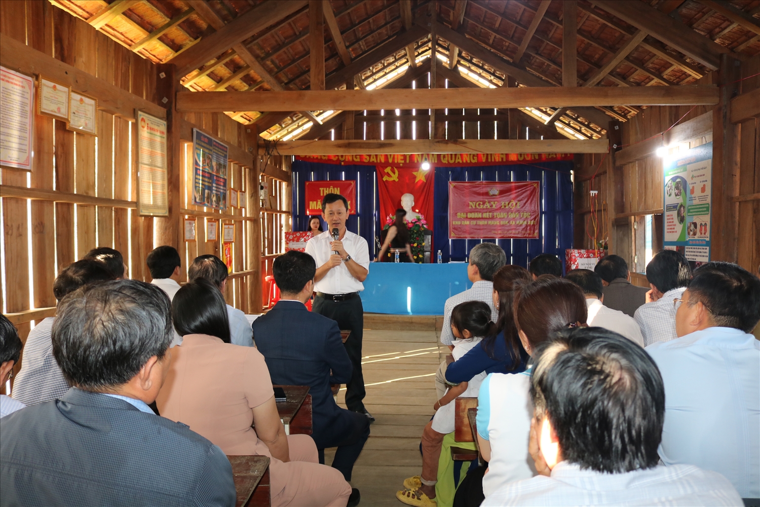 Bí thư Tỉnh ủy Kon Tum trao đổi với bà con thôn Măng Búk