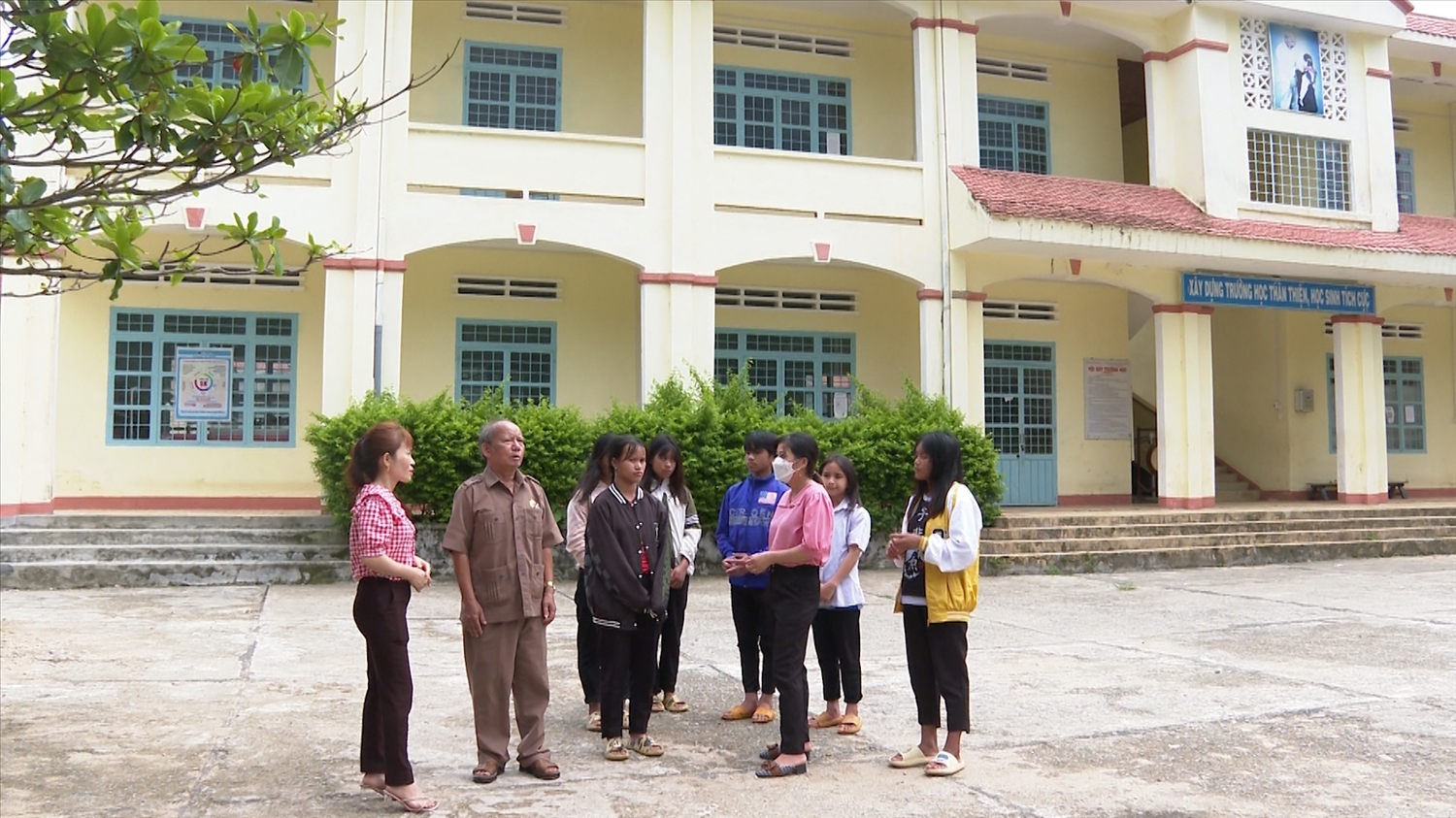 Ông Ka Ba Tơ (thứ 2 từ trái sang) phấn khởi khi Đảng, Nhà nước quan tâm đầu tư trường lớp khang trang cho các xã vùng đồng bào DTTS