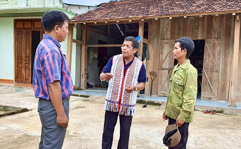 Già làng A Blong luôn tích cực tuyên truyền phổ biến pháp luật cho người Rơ Măm ở làng Le