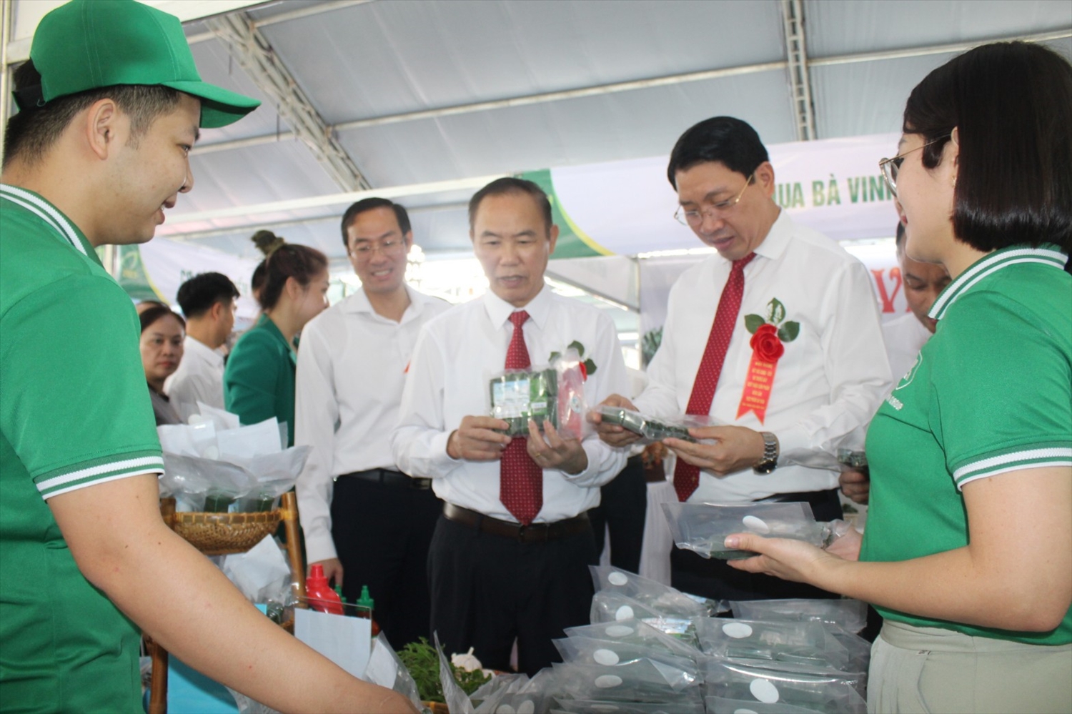 Các đại biểu tham quan gian trưng bày sản phẩm an toàn tỉnh Thanh Hoá năm 2023