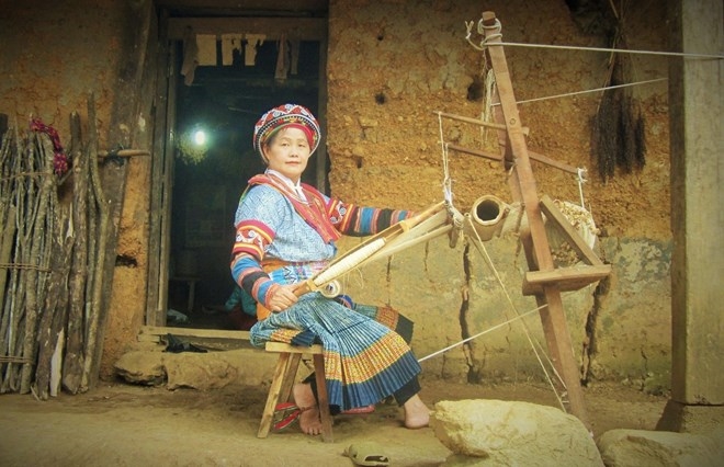 Nghệ nhân Vàng Thị Mai, người phụ nữ dân tộc Mông vượt qua dào càn để kết nối thế giới bằng sợi lanh