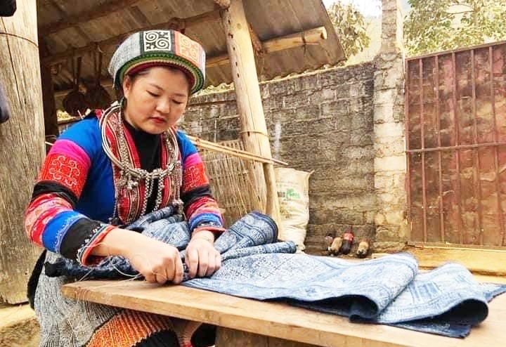 Nhiều phụ nữ Mông ở Lùng Tám, Quản Bạ (Hà Giang) đã có được công việc làm ổn định từ nghề dệt thổ cẩm