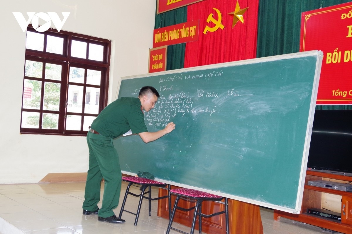 Đồn Biên phòng Tổng Cọt (Cao Bằng) tổ chức lớp học tiếng Mông cho cán bộ, chiến sỹ tại đơn vị