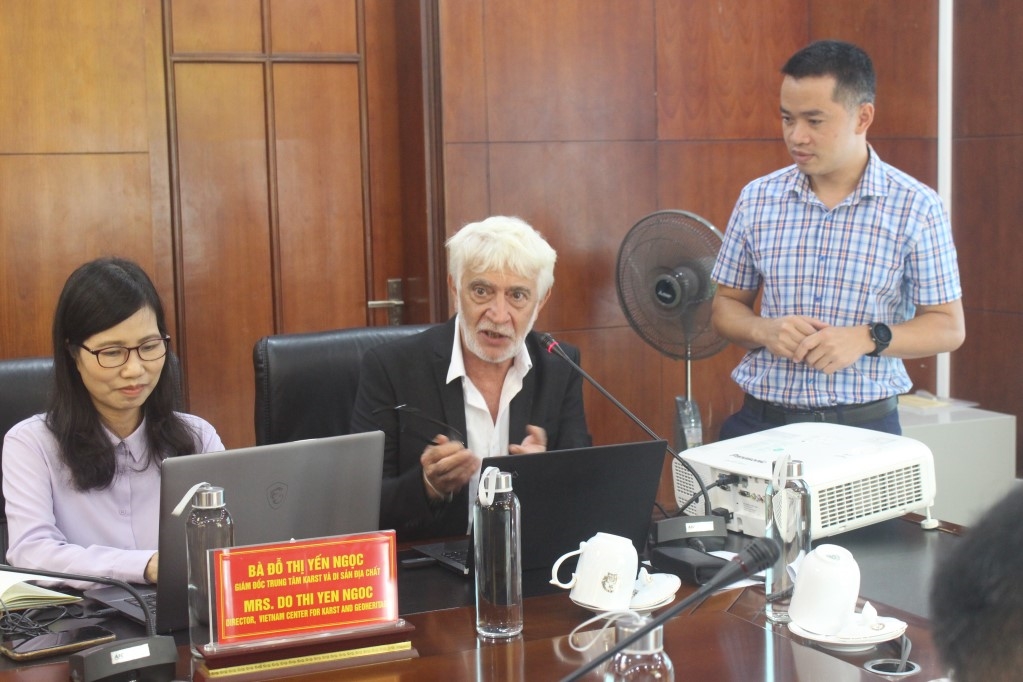 Ông Guy Martini, Cố vấn cao cấp, Chủ tịch Hội đồng Công viên địa chất toàn cầu UNESCO phát biểu tại buổi làm việc ở Cao Bằng.