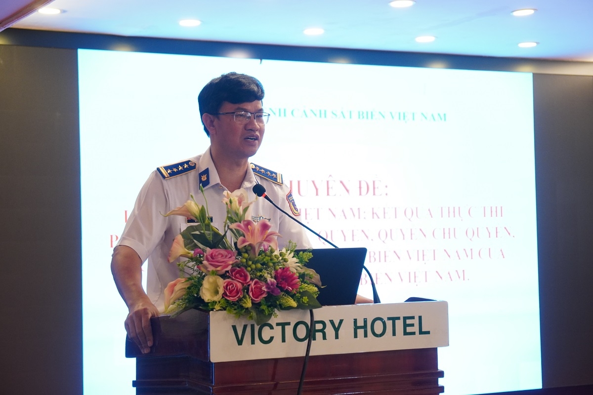 Đại tá Cao Xuân Quận, Phó Chính ủy Vùng Cảnh sát biển 3 trình bày tại Hội ghị